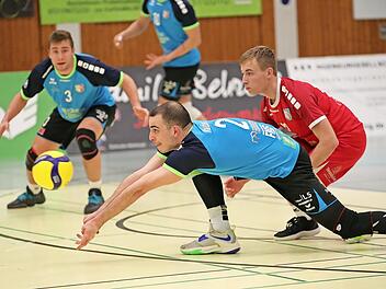 Mr. Zuverl&auml;ssig im Team der Hammelburg Volleys: Moritz Rauber (am Ball) steht f&uuml;r gute Abwehrarbeit, aber auch spektakul&auml;ren Angriffs-Volleyball. Beides wird es brauchen im Spiel gegen starke Freiburger.