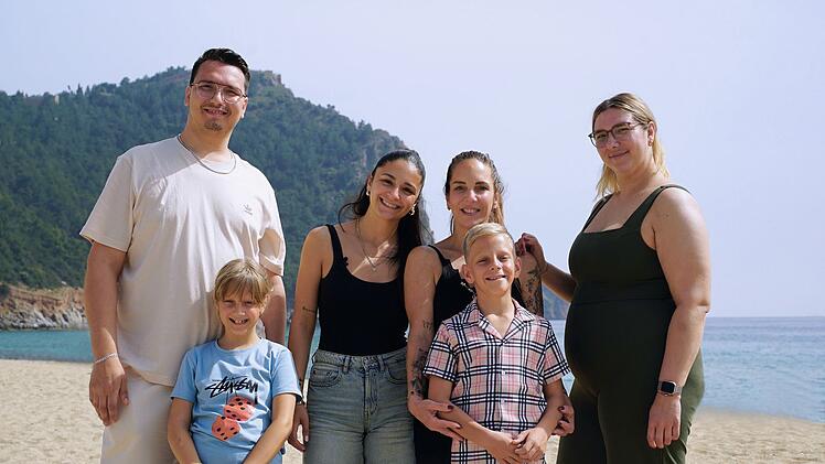 Mit ihrer Familie lebt Danni Büchner (47) auf Mallorca - doch Tochter Joelina (26, rechts) zieht bald nach Hamburg.