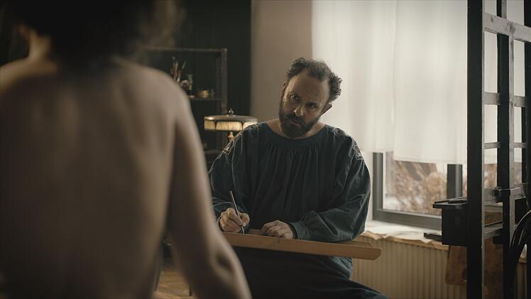 Gustav Klimt (Sami Loris) galt als "Maler der Frauen", als Feminist und Schürzenjäger zugleich.