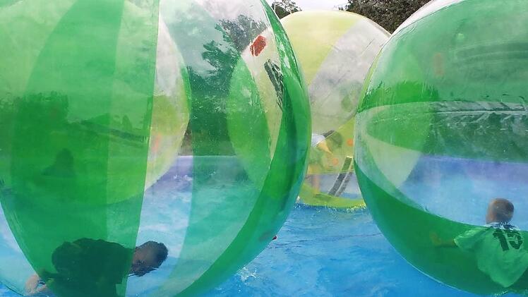 Das war ein Spaß im vergangenen Jahr! Am Tageblatt-Aktionsstand konnte in Luftkugeln übers Wasser gekugelt werden.  Fotos: Albert Höchstädter