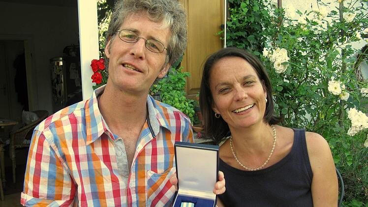 Klaus Huber freut sich mit seiner Lebensgefährtin Sabine Schmidt über die Rettungsmedaille. Foto: Niemann