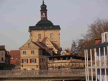 Bamberger "Ensemble": das herausgeputzte Brückenrathaus, in der Mitte die Ruine der Sterzersmühle, um deren Zukunft seit Jahren gerungen wird und rechts ein hellblau angestrichener Neubau Foto: Martin Köhl