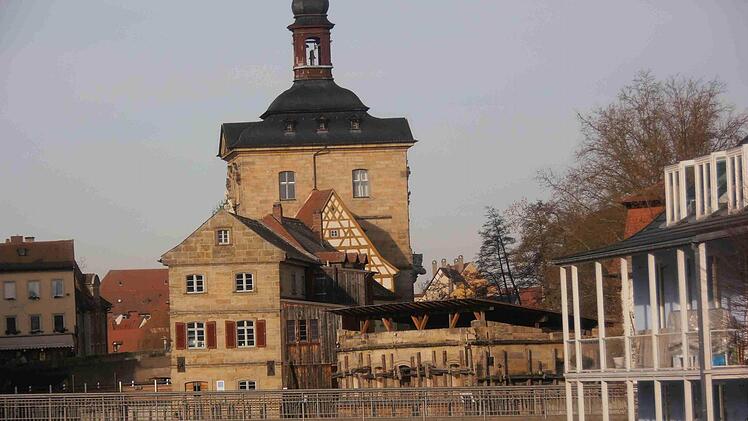 Bamberger "Ensemble": das herausgeputzte Brückenrathaus, in der Mitte die Ruine der Sterzersmühle, um deren Zukunft seit Jahren gerungen wird und rechts ein hellblau angestrichener Neubau Foto: Martin Köhl