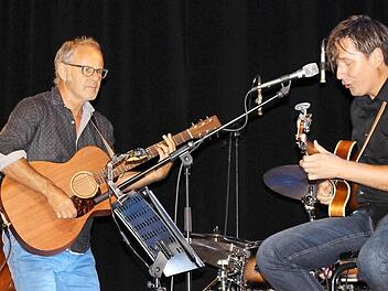 Auf der Bühne in Haßfurt: Ein Gitarrenduell lieferten sich Reinhold Beckmann und Andreas Dopp (rechts).  Fotos: Sina Mattheus