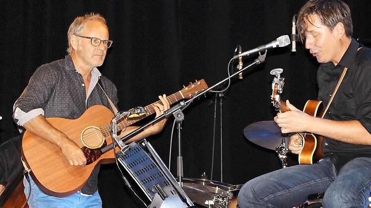 Auf der Bühne in Haßfurt: Ein Gitarrenduell lieferten sich Reinhold Beckmann und Andreas Dopp (rechts).  Fotos: Sina Mattheus