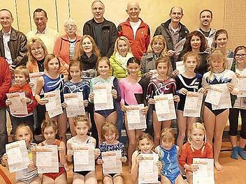 Bei der Sportabzeichenverleihung des TSV Stockheim in der Stockheimer Schulturnhalle mit Vorsitzendem Rainer Kraus (rechts) sowie Sportabzeichenorganisator Hilmar Welscher (links). Foto: Gerd Fleischmann