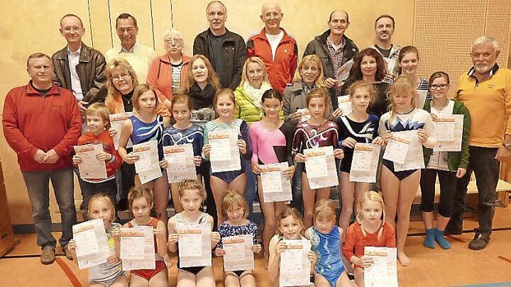 Bei der Sportabzeichenverleihung des TSV Stockheim in der Stockheimer Schulturnhalle mit Vorsitzendem Rainer Kraus (rechts) sowie Sportabzeichenorganisator Hilmar Welscher (links). Foto: Gerd Fleischmann