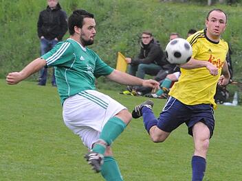 Nur Zuschauer: SGO-Spielführer Tobias Romeis beim Schuss von Patrick Müller (SV Gräfendorf). Foto: Hopf