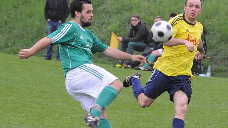 Nur Zuschauer: SGO-Spielführer Tobias Romeis beim Schuss von Patrick Müller (SV Gräfendorf). Foto: Hopf