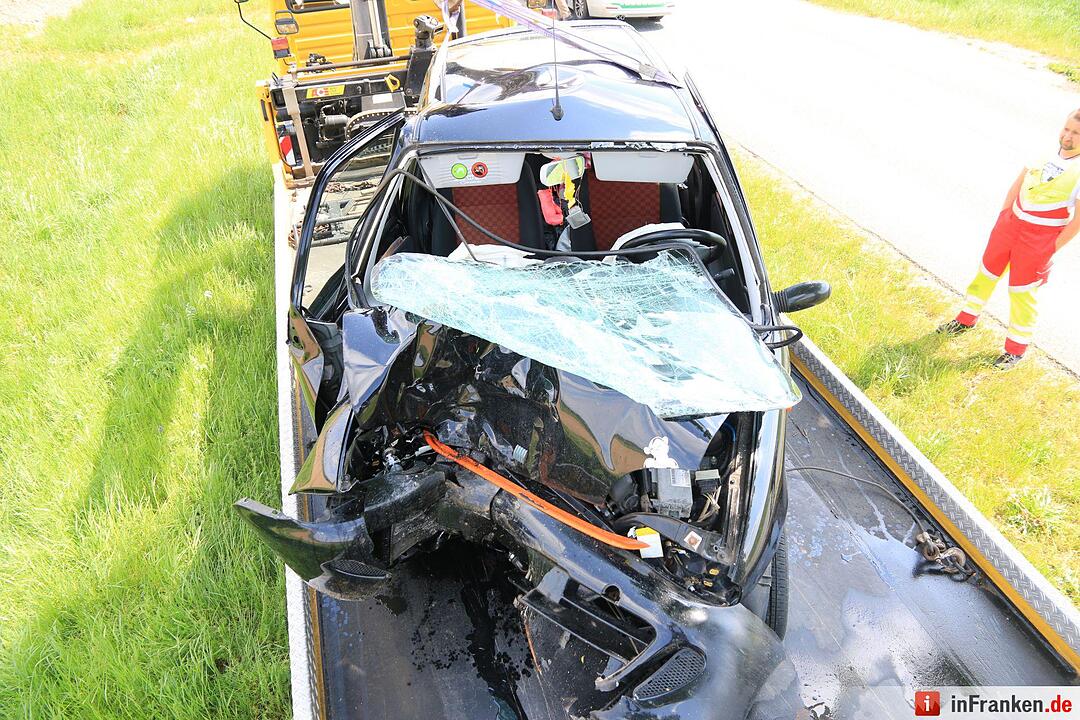 Gegen Baum geprallt: Junge Frau bei Michelau schwer verletzt