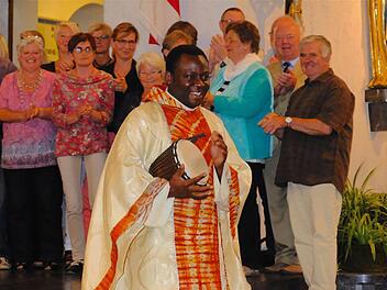 Blaise Okpanachi ist mit einem Festgottesdienst in seiner neuen Pfarrei Oberthulba begrüßt worden. Selbstverständlich hatte er auch wieder seine Bongotrommel mit dabei. Foto: Gerd Schaar