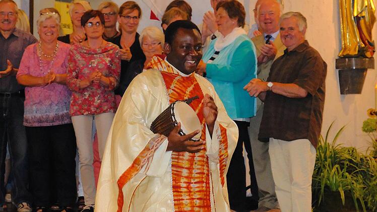Blaise Okpanachi ist mit einem Festgottesdienst in seiner neuen Pfarrei Oberthulba begrüßt worden. Selbstverständlich hatte er auch wieder seine Bongotrommel mit dabei. Foto: Gerd Schaar