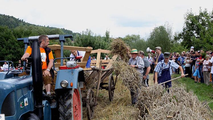 Das Verladen der Ernte auf den Leiterwagen erfolgte von Hand.  Foto: Michael Wunder