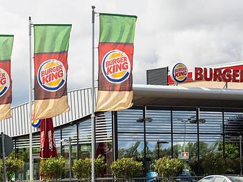 Vor Burger King in Schnaittach: Rentnerin verwechselt Gas und Bremse - Mann eingeklemmt