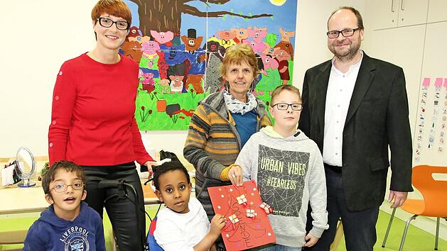 Gabriel, Omid und Adrian unterst&uuml;tzen aus Kriegsgebieten gefl&uuml;chtete Familien und &uuml;bergaben die Spende an Ute Wallentin (hintere Reihe, Zweite von links) und Lorenz Freitag (rechts).  Foto: Desombre