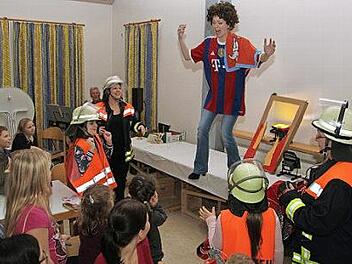 "Wir retten doch keinen Bayern-Fan": Der Sketch rund um einen Feuerwehreinsatz sch&uuml;rt die Rivalit&auml;t zwischen M&uuml;nchen- und N&uuml;rnberg-Anh&auml;ngern. Foto: Martina Drossel