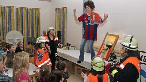 "Wir retten doch keinen Bayern-Fan": Der Sketch rund um einen Feuerwehreinsatz sch&uuml;rt die Rivalit&auml;t zwischen M&uuml;nchen- und N&uuml;rnberg-Anh&auml;ngern. Foto: Martina Drossel