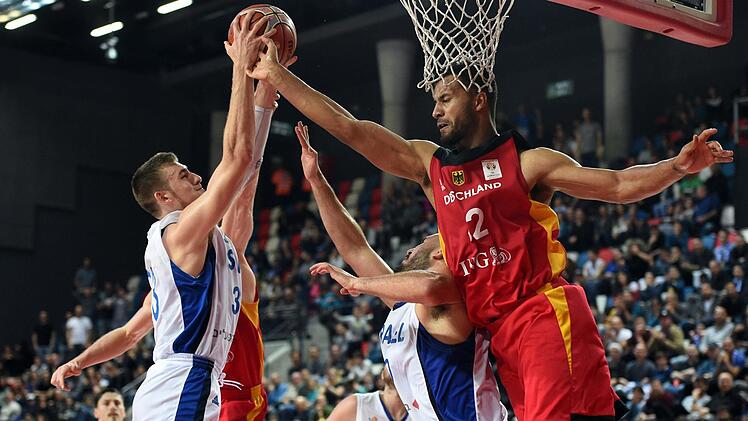 Der Ex-Bamberger Johannes Thiemann  (rechts) überzeugte beim Spiel in Israel auf der Centerposition mit acht Punkten udn fünf Rebounds, erlaubte sich aber auch fünf Ballverluste. Foto: Berney Ardov/dpa