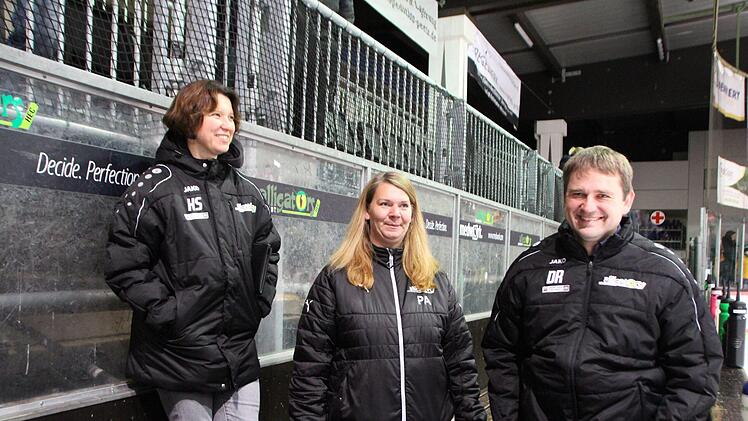 Heike Striegel, Petra Achtzehn und Dominik Rogner (von links) aus der Vereinsführung verfolgen das Training der Jugendmannschaften. Foto: Andreas Dorsch