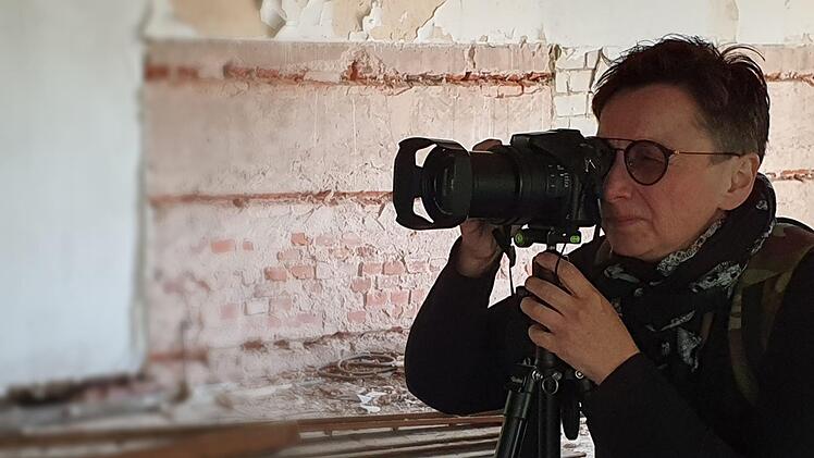 Sobald sie durch ihre Kameralinse blickt, ist Jeannette Fiedler wie in einem Tunnel Foto: Maria Löffler