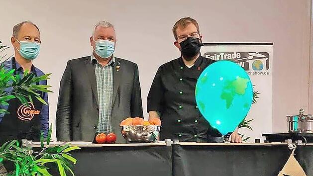 Als Hilfsk&ouml;che Hendrik Meisels (rechts) fungierten B&uuml;rgermeister J&uuml;rgen Hennemann (Mitte) und Eine-Welt-Vereinsvorsitzender Peter Ruppert.