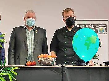Als Hilfsköche Hendrik Meisels (rechts) fungierten Bürgermeister Jürgen Hennemann (Mitte) und Eine-Welt-Vereinsvorsitzender Peter Ruppert.