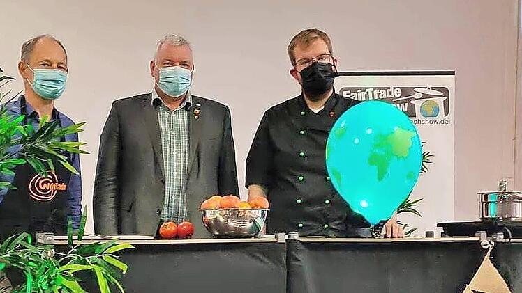 Als Hilfsköche Hendrik Meisels (rechts) fungierten Bürgermeister Jürgen Hennemann (Mitte) und Eine-Welt-Vereinsvorsitzender Peter Ruppert.