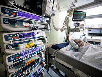 Bayernweit laufen die Intensivstationen voll. Auch in der Frankenwaldklinik ist die Belastung groß. Der Kreis Kronach hat nun ein Maßnahmenpaket vorgestellt, um die vierte Corona-Welle zu brechen.