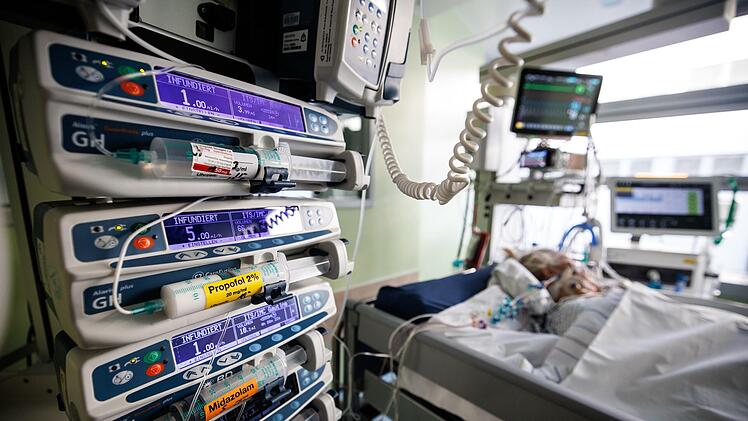 Bayernweit laufen die Intensivstationen voll. Auch in der Frankenwaldklinik ist die Belastung groß. Der Kreis Kronach hat nun ein Maßnahmenpaket vorgestellt, um die vierte Corona-Welle zu brechen.