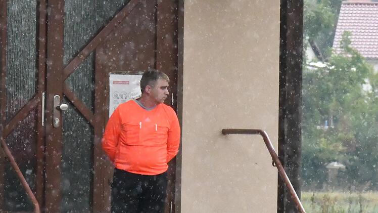 Johannes Balling scheint vom Regen in Hausen nicht begeistert zu sein. Foto: Hopf