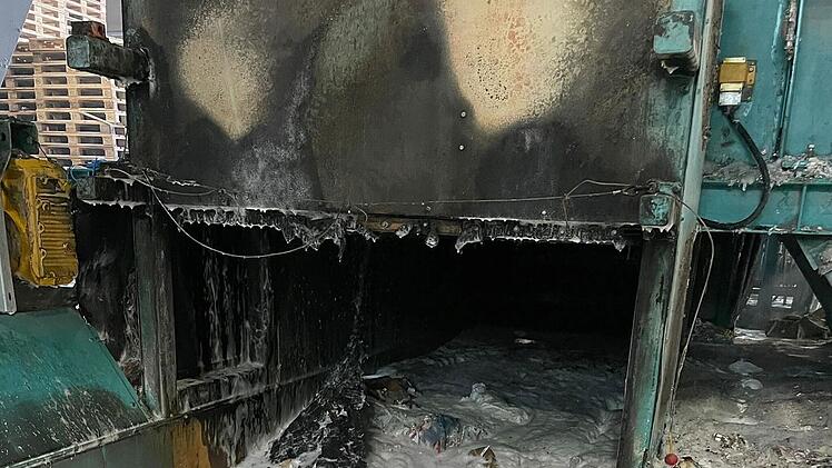 Knetzgau: Schaum-Meer in Müllsortieranlage - "Großaufgebot der Feuerwehr" alamiert