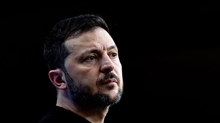 Der Film "Selenskyj - Das entscheidende Jahr?" (2025) begleitet Wolodymyr Selenskyj durch ein Jahr, in dem die Krisen &uuml;ber ihn hereinbrechen und die Ukraine zu zerrei&szlig;en droht.