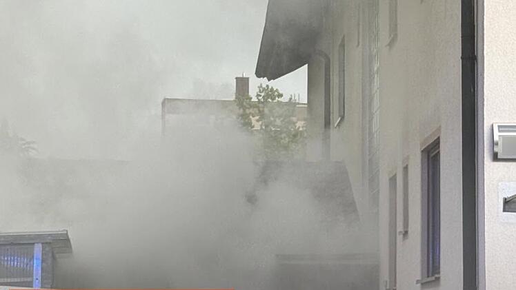 Massive Rauchentwicklung bei Wohnhausbrand in Erlangen