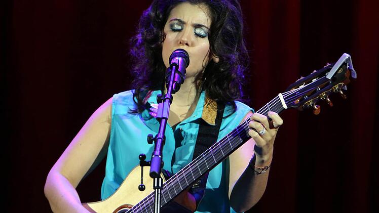 Zuckersüßer Gesang mit britischem Akzent: Katie Melua bei ihrem Auftritt in der Stechert-Arena Foto:  Matthias Hoch
