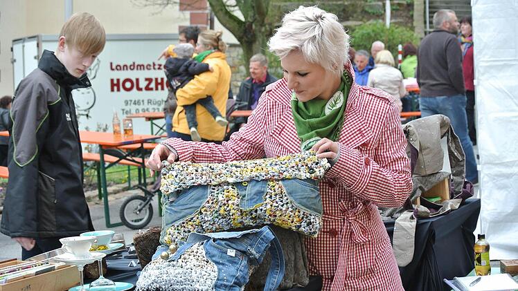 Junge Designerin: Judith Reuter macht aus alten Jeans und gehäkelten Plastiktüten Neues, zum Beispiel Taschen. Sie ist im Internet zu finden unter www.hei-dee.com