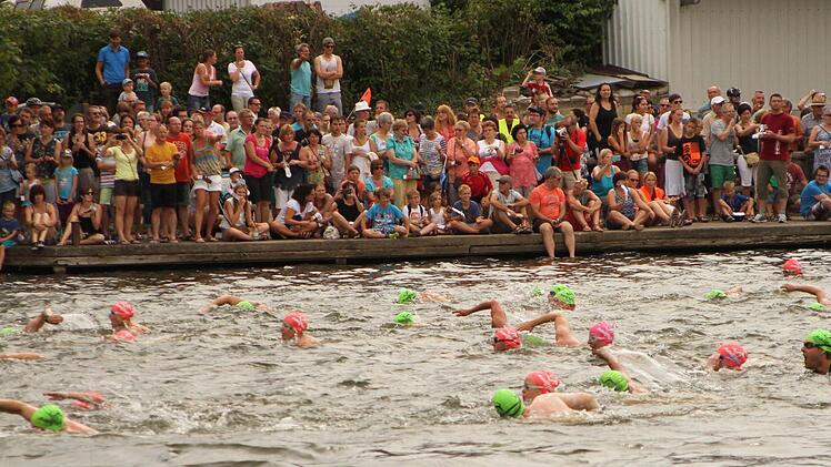 Die Schwimmer auf ihrer Strecke von 750 Metern im Altmain vor einer tollen Zuschauerkulisse.