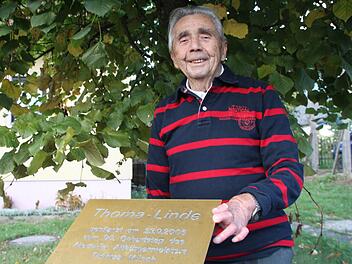 Zum 90. Geburtstag hat Thomas Münch ein Lindenbäumchen geschenkt bekommen, zum 95. wurde am Platz vor dem Feuerwehrhaus eine Tafel mit der Aufschrift "Thoma-Linde" angebracht. Heute feiert der noch rüstige Alladorfer seinen 100. Geburtstag. Foto: Alexander Hartmann