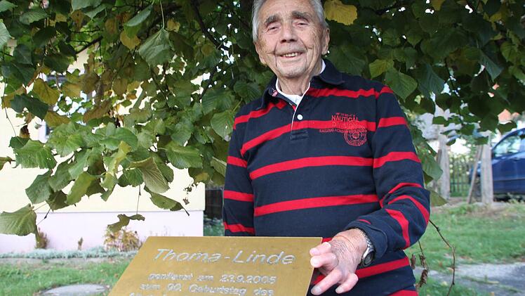 Zum 90. Geburtstag hat Thomas Münch ein Lindenbäumchen geschenkt bekommen, zum 95. wurde am Platz vor dem Feuerwehrhaus eine Tafel mit der Aufschrift "Thoma-Linde" angebracht. Heute feiert der noch rüstige Alladorfer seinen 100. Geburtstag. Foto: Alexander Hartmann