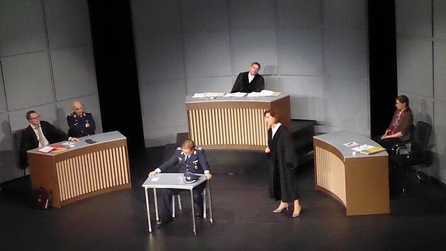 Da wurde die Szene wirklich zum Tribunal: Befragung des Zeugen beim Mord-Prozess gegen einen Major der Luftwaffe in Ferdinand von Schirachs "Terror", bei dem das Publikum als Sch&ouml;ffen mitspielte und bei der Auftaktveranstaltung zum 32. Theaterring in Bad Kissingen mehrheitlich f&uuml;r "Unschuldig" pl&auml;dierte. Foto: Gerhild Ahnert