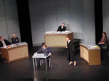 Da wurde die Szene wirklich zum Tribunal: Befragung des Zeugen beim Mord-Prozess gegen einen Major der Luftwaffe in Ferdinand von Schirachs "Terror", bei dem das Publikum als Schöffen mitspielte und bei der Auftaktveranstaltung zum 32. Theaterring in Bad Kissingen mehrheitlich für "Unschuldig" plädierte. Foto: Gerhild Ahnert