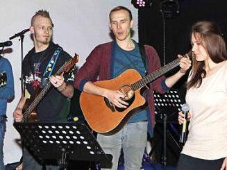 Denkanstöße für junge Leute gibt's diese Woche bei Jesushouse in der Rathaushalle Ebern. Für die Livemusik sorgte am Dienstag die Band "Infinite Grace" vom CVJM Altenstein. Foto: Martin Lang