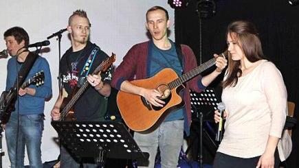 Denkanstöße für junge Leute gibt's diese Woche bei Jesushouse in der Rathaushalle Ebern. Für die Livemusik sorgte am Dienstag die Band "Infinite Grace" vom CVJM Altenstein. Foto: Martin Lang