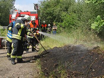 Zwei Schnapsflaschen haben das Feuer entfacht. Die Feuerwehr hatte die Lage schnell im Griff. Fotos: Alexander Hartmann