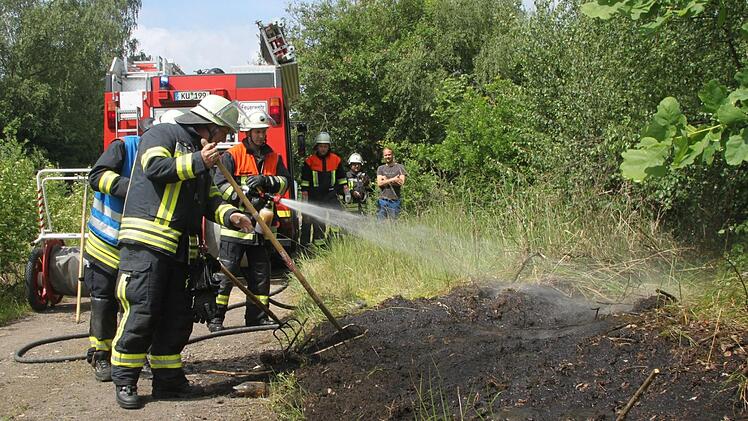 Zwei Schnapsflaschen haben das Feuer entfacht. Die Feuerwehr hatte die Lage schnell im Griff. Fotos: Alexander Hartmann