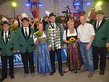 Proklamation des Schützenkönigs beim SV Rennsteig Steinbach am Wald: (von links) Otto Trinkwalter (Zweiter Schützenmeister), Zweiter Ritter Matthias Korn (Dritter Schützenmeister), Liesl Sigrid Fröba, Schützenkönig Heribert Fröba, Liesl Doris Straßner, Erster Ritter Bürgermeister Thomas Löffler, Willy Fiedler (Vorsitzender) Foto: eh