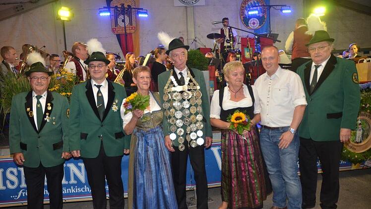 Proklamation des Schützenkönigs beim SV Rennsteig Steinbach am Wald: (von links) Otto Trinkwalter (Zweiter Schützenmeister), Zweiter Ritter Matthias Korn (Dritter Schützenmeister), Liesl Sigrid Fröba, Schützenkönig Heribert Fröba, Liesl Doris Straßner, Erster Ritter Bürgermeister Thomas Löffler, Willy Fiedler (Vorsitzender) Foto: eh