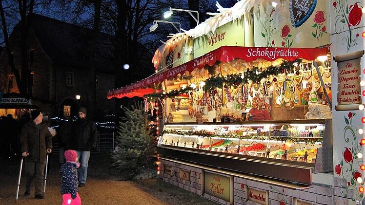 Eindrücke vom Bummel über den Aschacher Schlossweihnachtsmarkt. Foto: Sigismund von Dobschütz