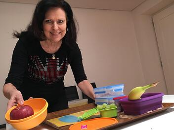 Ein Tablett aus der Schulküche, wo Monika Winkler Gundelsheims gesundes Essen zubereitet... und Kita-Leiterin Josephine Weidmann ein  vorbereitetes Essen präsentiert. Foto:Anette Schreiber