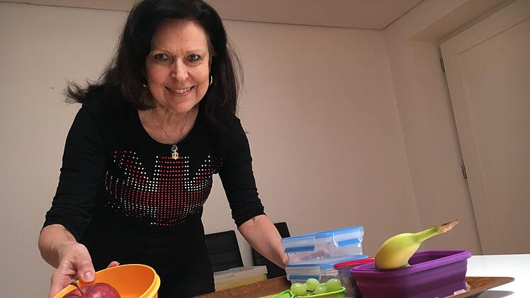 Ein Tablett aus der Schulküche, wo Monika Winkler Gundelsheims gesundes Essen zubereitet... und Kita-Leiterin Josephine Weidmann ein  vorbereitetes Essen präsentiert. Foto:Anette Schreiber