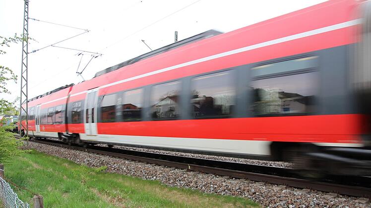 Rechnerisch wird nach dem viergleisigen Ausbau alle drei Minuten ein Zug direkt an der Jean-Paul-Straße vorbeifahren. Foto: Ekkehard Roepert/Archiv